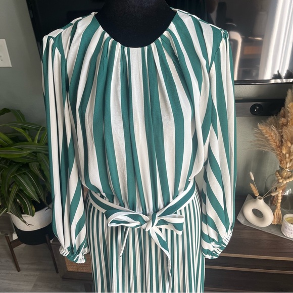 Gathered Sleeve Dress with Tie
Belt - The Who's She - AYR - Picture 3 of 6